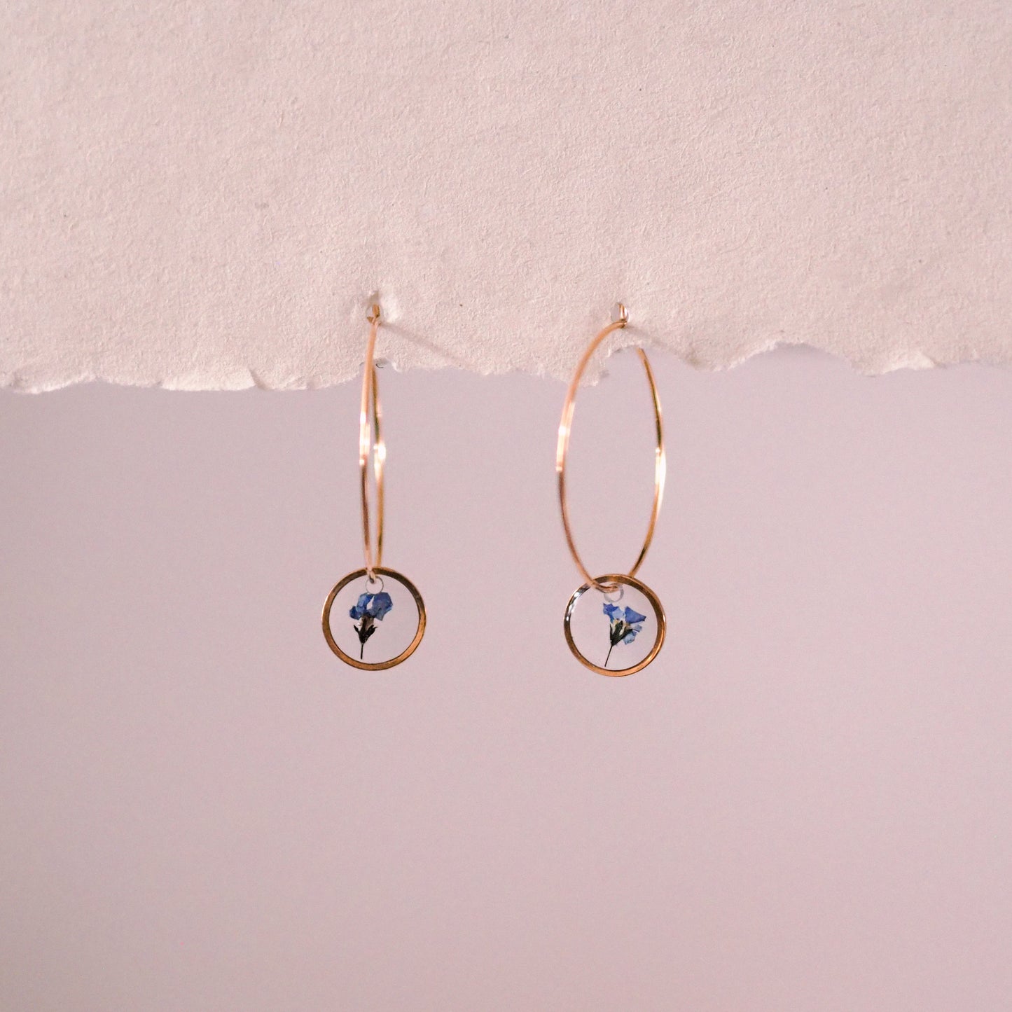 "Wildflower Hoops" - feine Creolen mit echten Blüten, Edelstahl