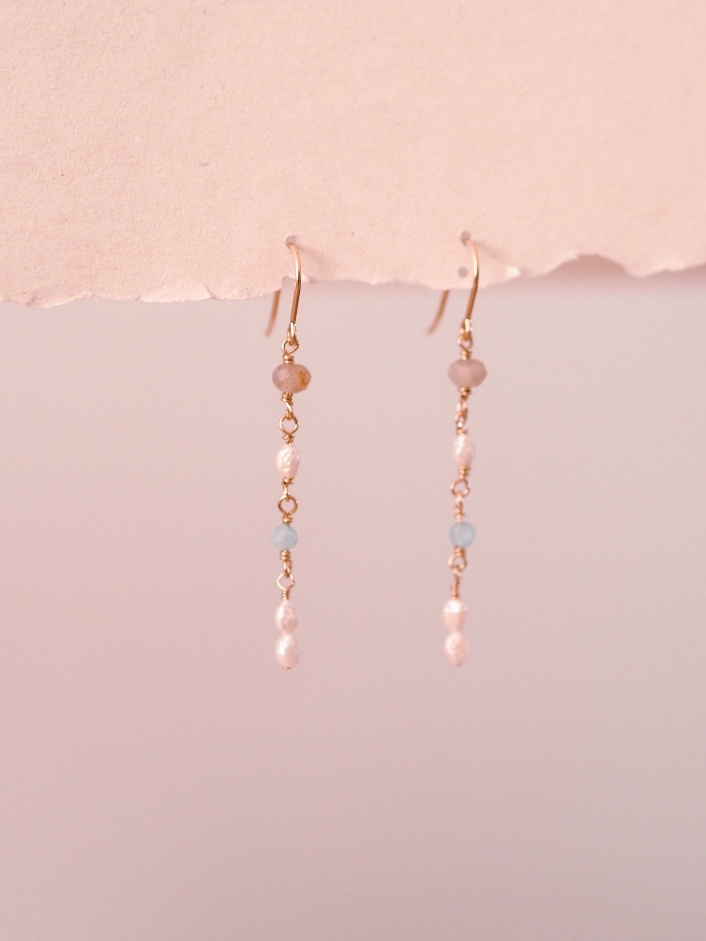 "Luna Mare" - Ohrringe mit Erdbeerquarz, Aquamarin und Süßwasserperlen, 14k Goldfilled