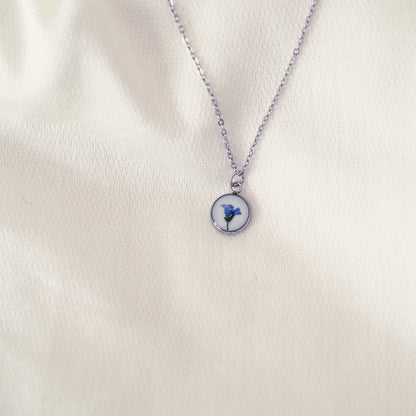 Halskette „Whimsy“ mit echten Vergissmeinnicht, geschlossene Blüte