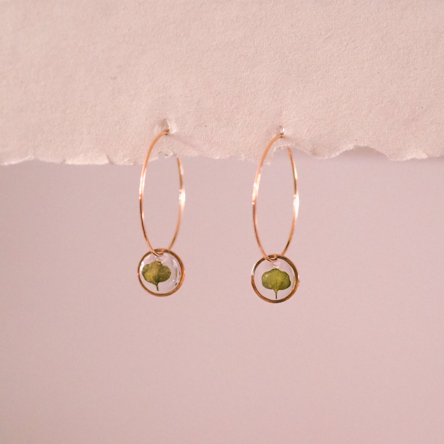 "Wildflower Hoops" - feine Creolen mit echten Blüten, Edelstahl