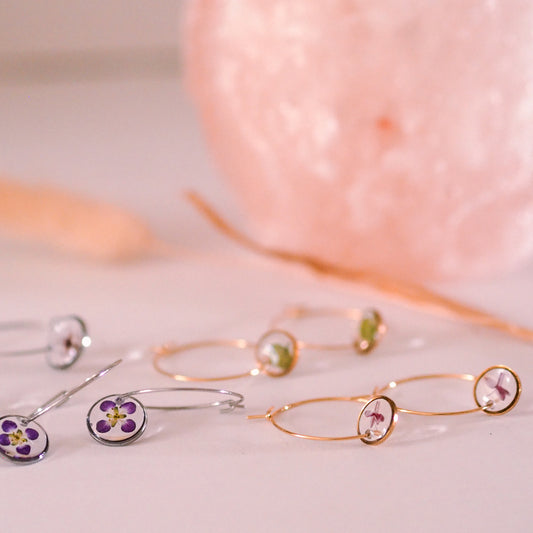 "Wildflower Hoops" - feine Creolen mit echten Blüten, Edelstahl