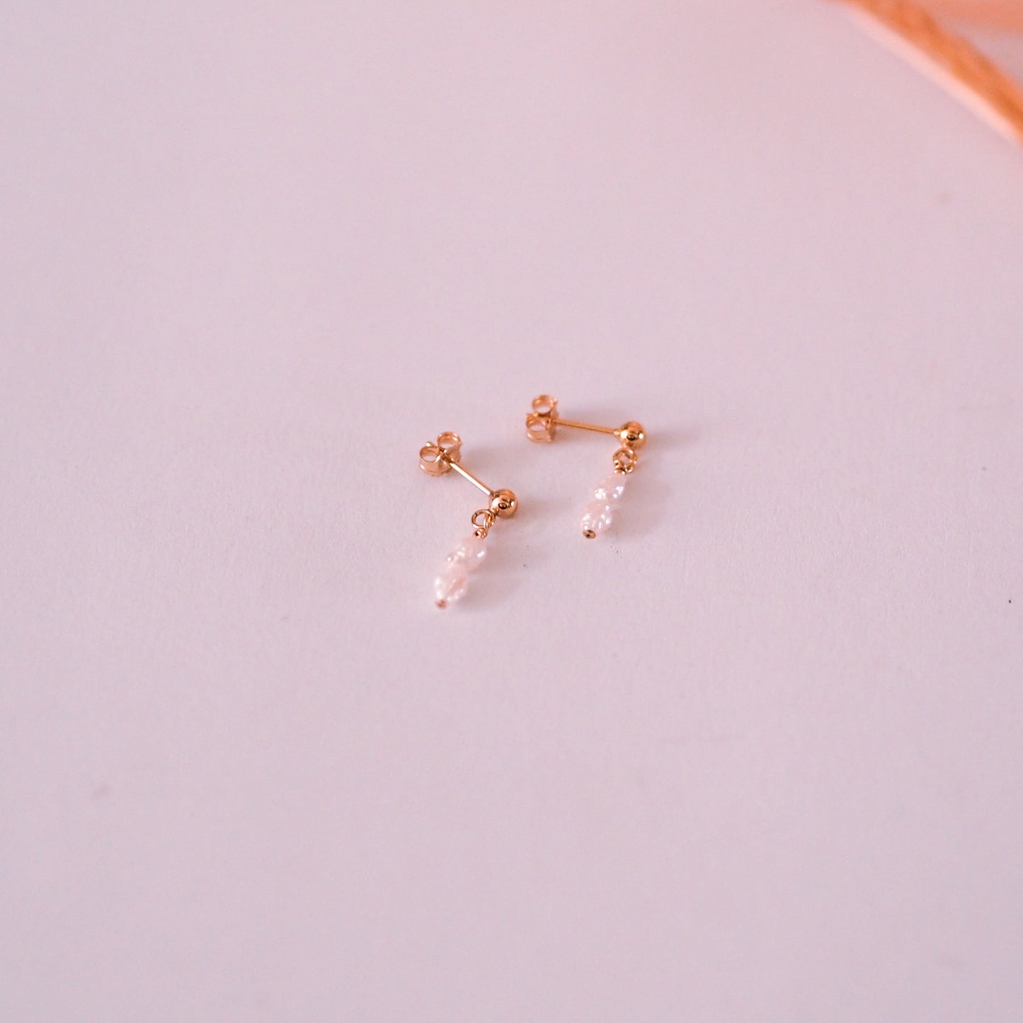 "Pearl Drop" - Ohrringe mit kleinen Süßwasserperlen, 14k Goldfilled