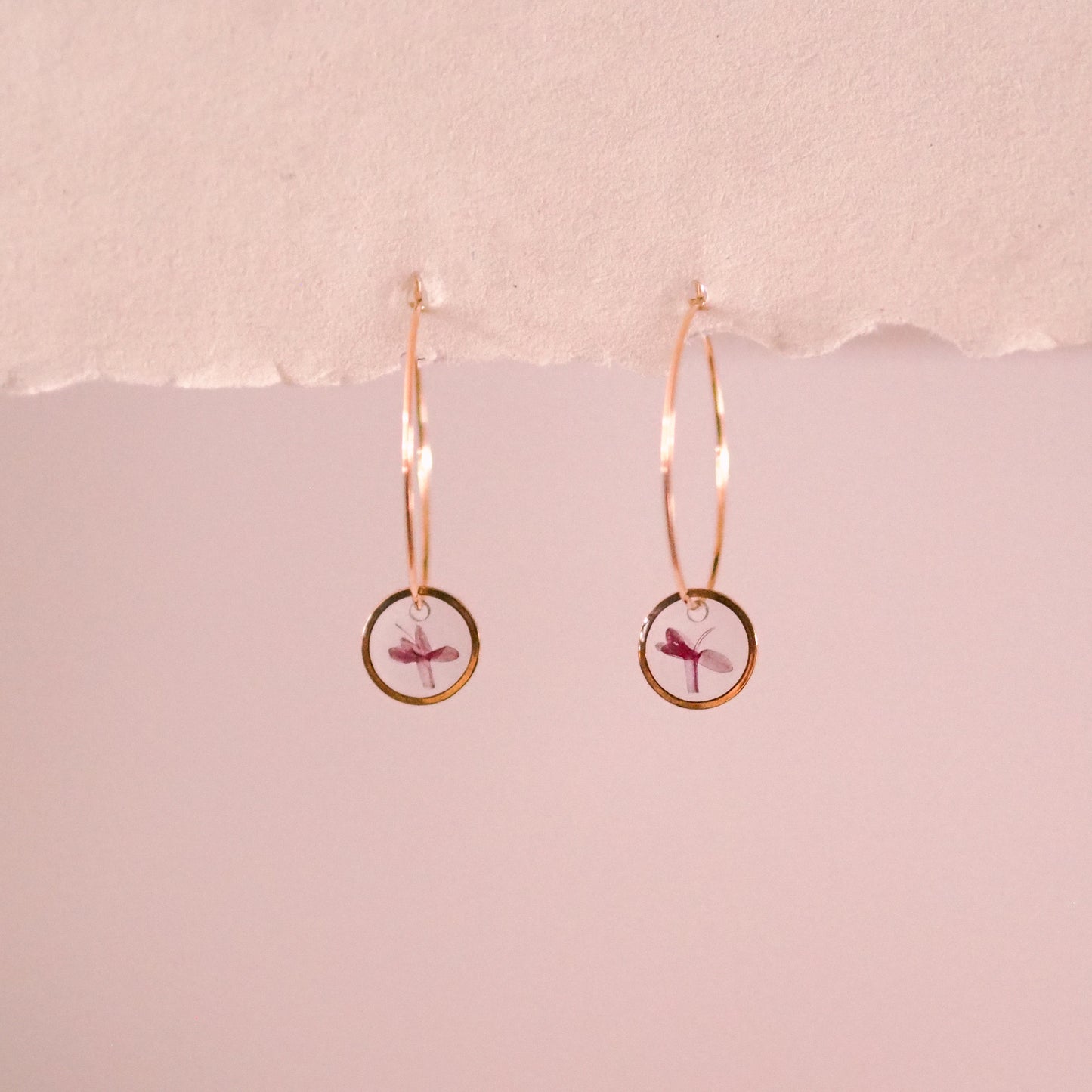 "Wildflower Hoops" - feine Creolen mit echten Blüten, Edelstahl