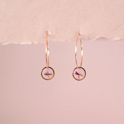 "Wildflower Hoops" - feine Creolen mit echten Blüten, Edelstahl