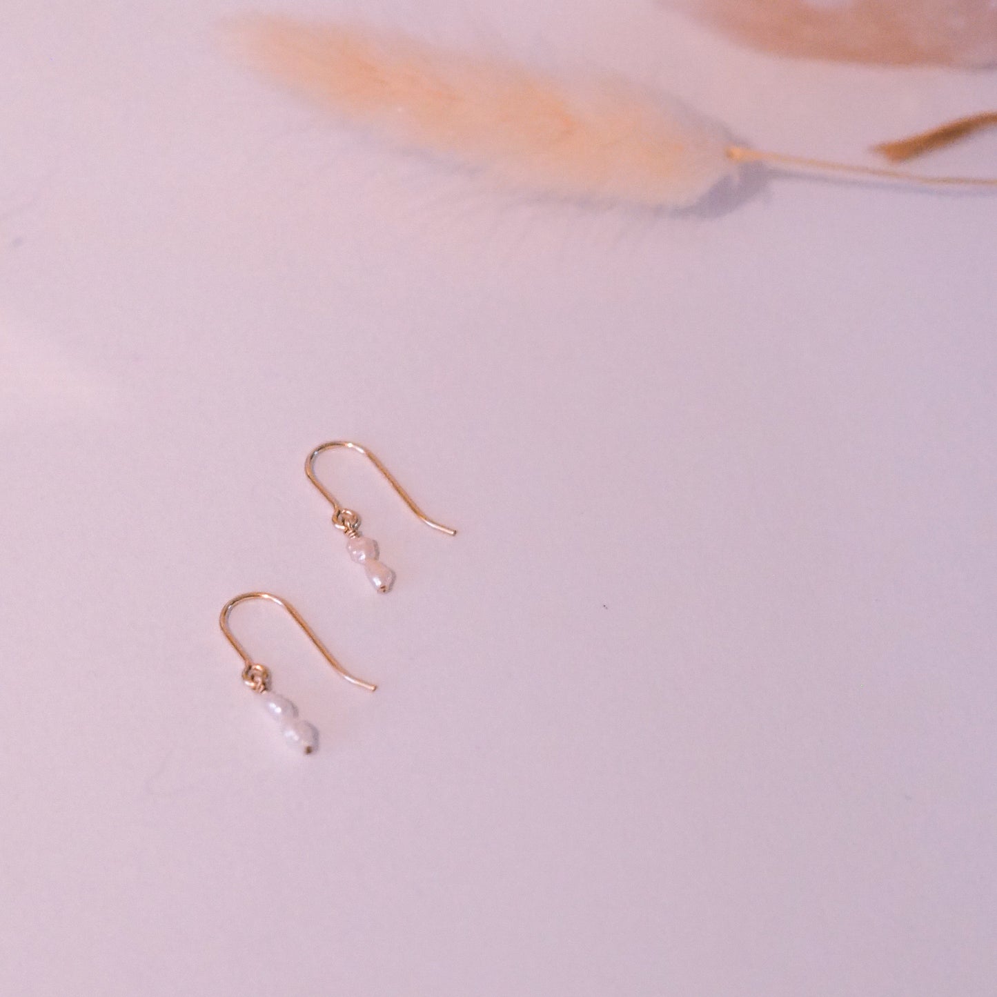 "Pearl Drop" - Ohrringe mit kleinen Süßwasserperlen, 14k Goldfilled