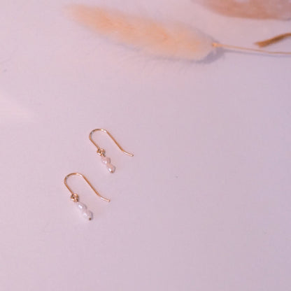 "Pearl Drop" - Ohrringe mit kleinen Süßwasserperlen, 14k Goldfilled