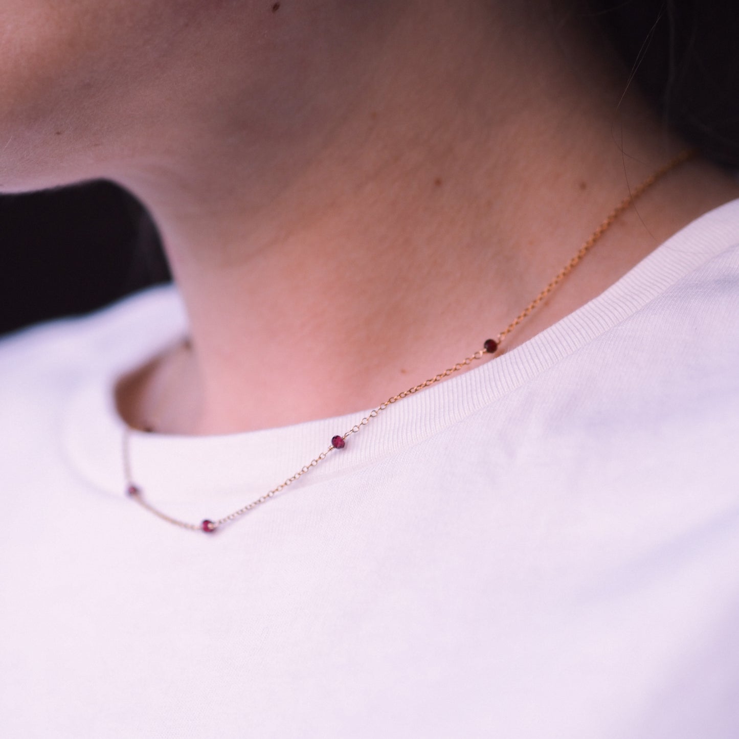 „Ira" - zarte Halskette mit Granat, 14k Goldfilled