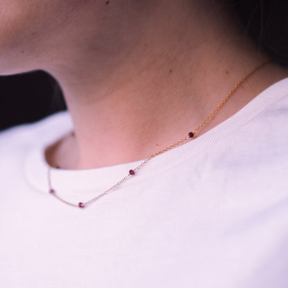 „Ira" - zarte Halskette mit Granat, 14k Goldfilled