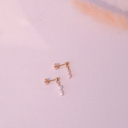 "Pearl Drop" - Ohrringe mit kleinen Süßwasserperlen, 14k Goldfilled