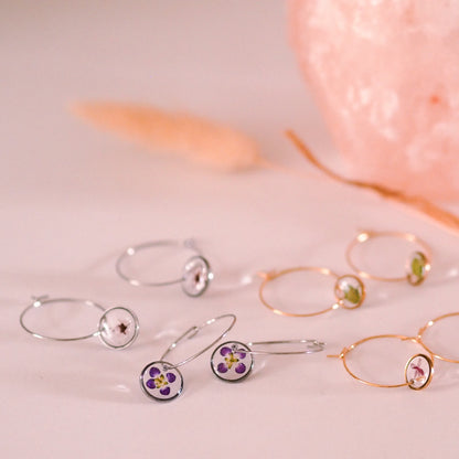 "Wildflower Hoops" - feine Creolen mit echten Blüten, Edelstahl