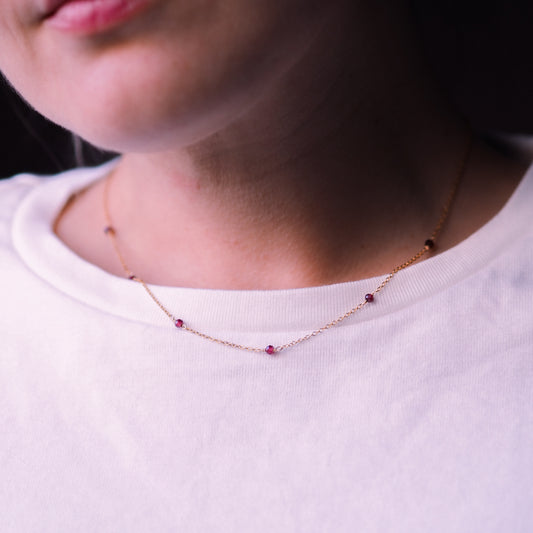 „Ira" - zarte Halskette mit Granat, 14k Goldfilled