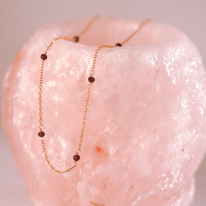 „Ira" - zarte Halskette mit Granat, 14k Goldfilled