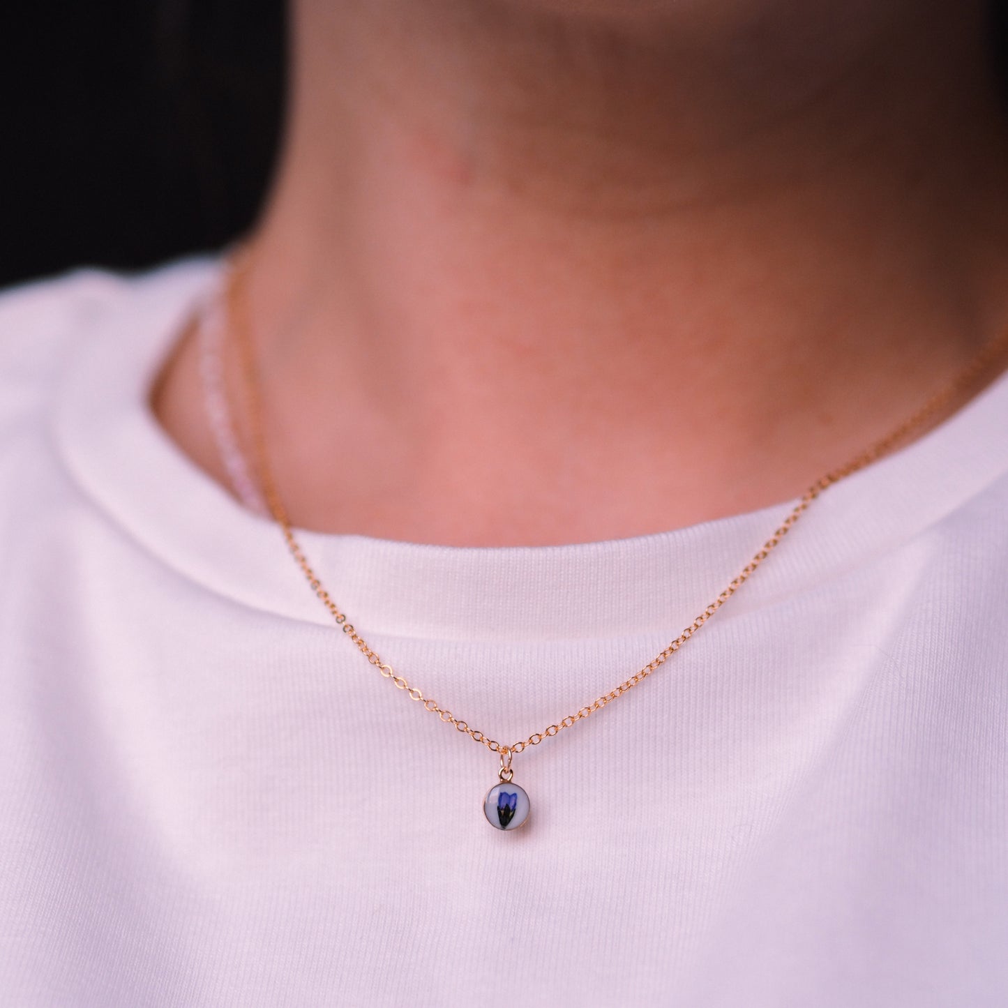 „Forget-Me-Not“ - feine Halskette mit echten Vergissmeinnicht, Anhänger 6mm, 14k Goldfilled