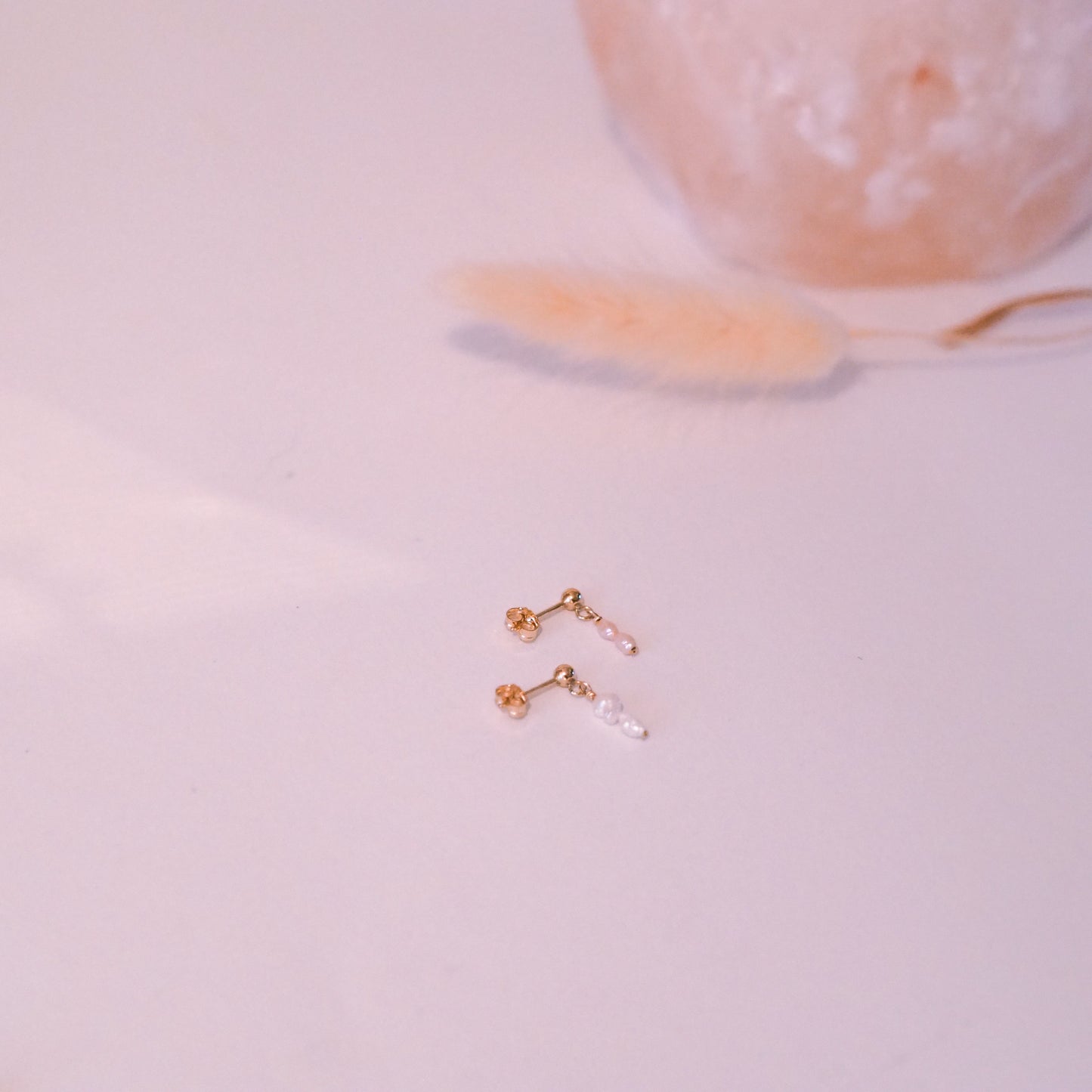 "Pearl Drop" - Ohrringe mit kleinen Süßwasserperlen, 14k Goldfilled