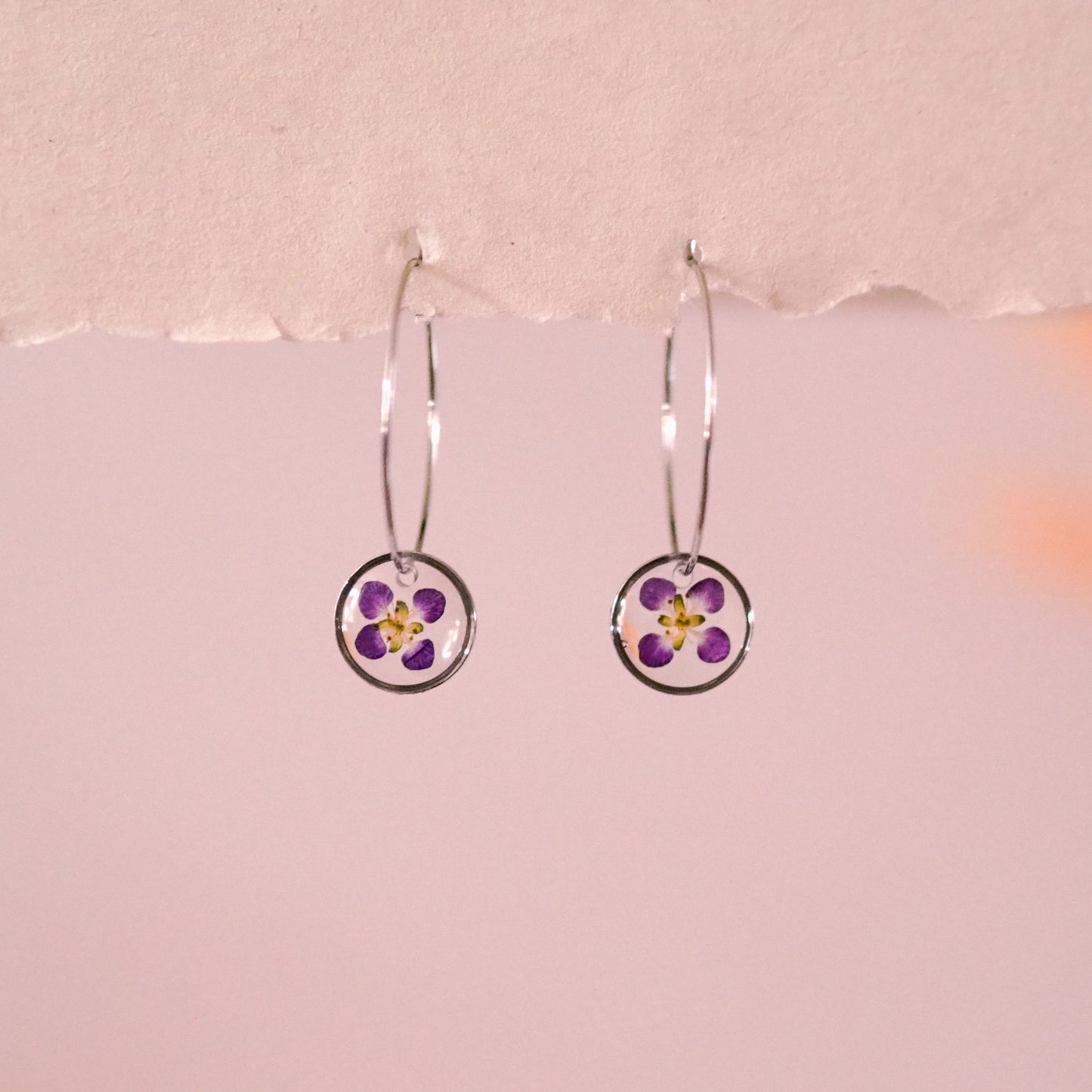 "Wildflower Hoops" - feine Creolen mit echten Blüten, Edelstahl