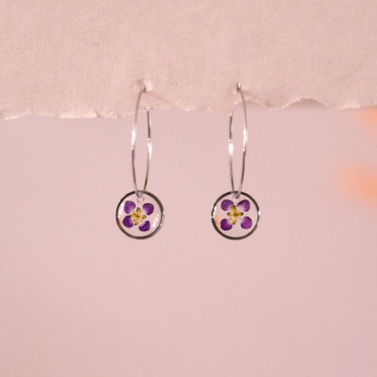 "Wildflower Hoops" - feine Creolen mit echten Blüten, Edelstahl