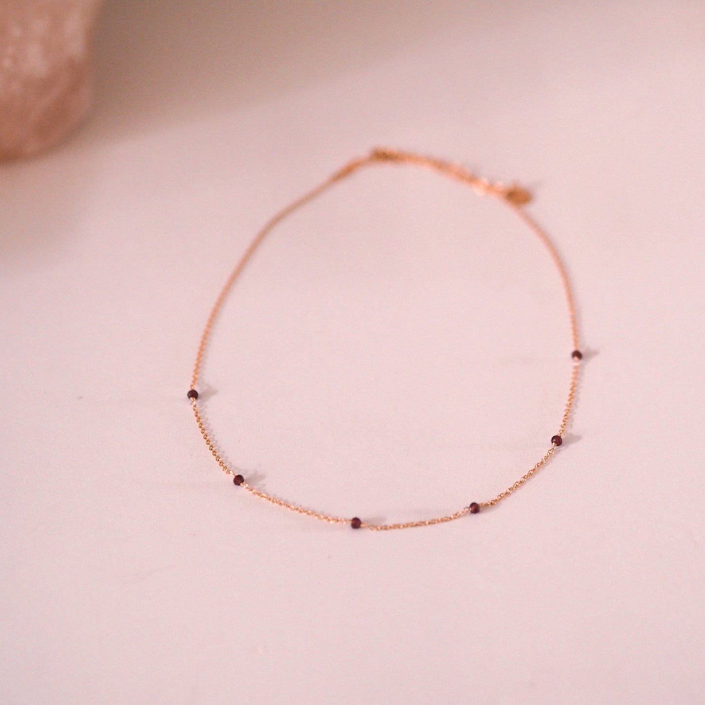 „Ira" - zarte Halskette mit Granat, 14k Goldfilled