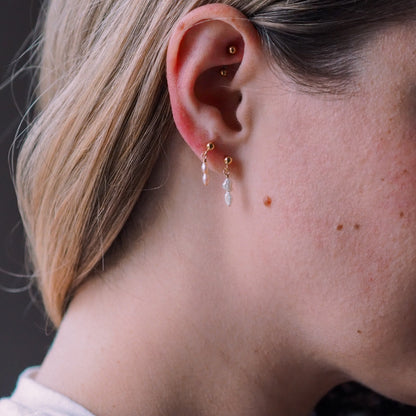 "Pearl Drop" - Ohrringe mit kleinen Süßwasserperlen, 14k Goldfilled