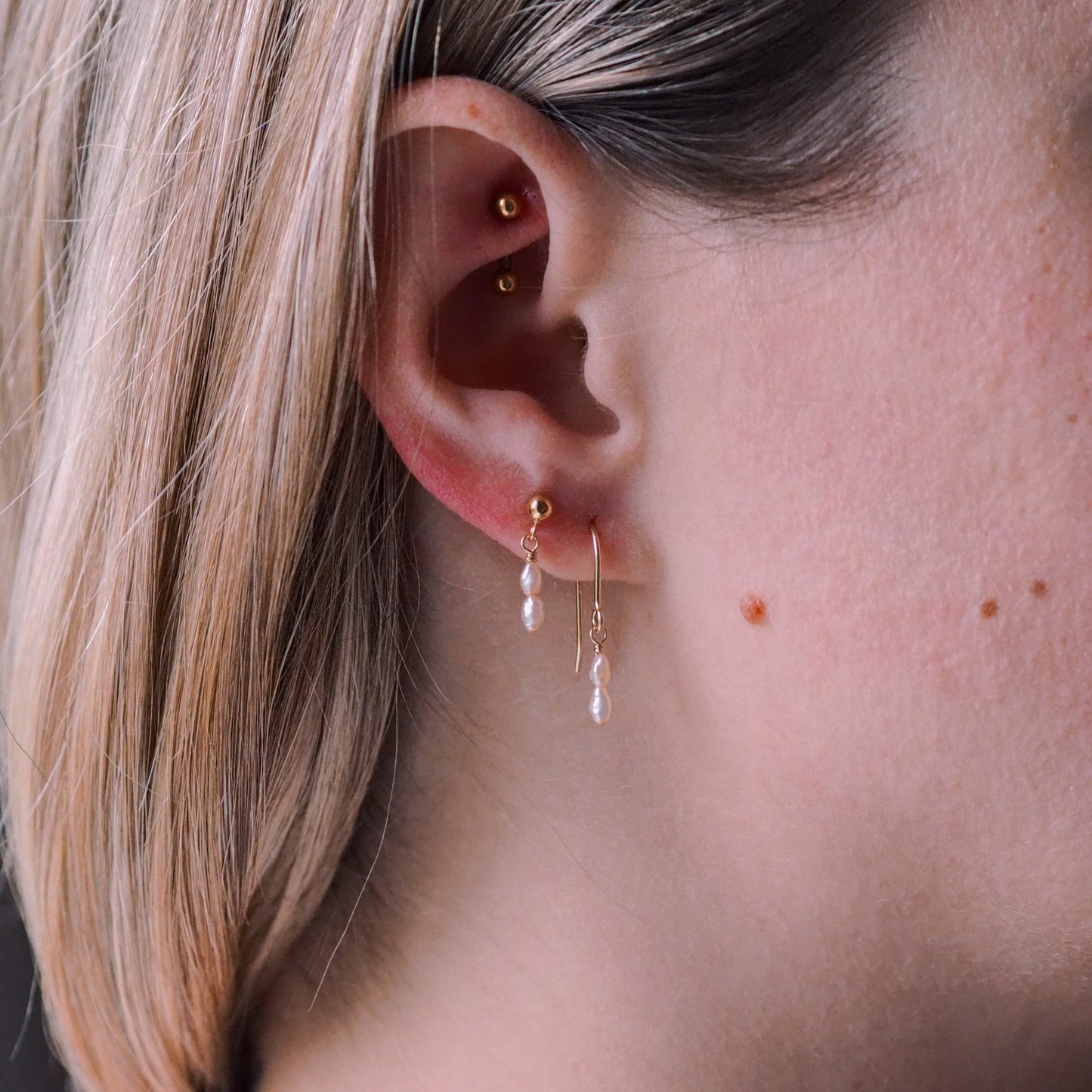 "Pearl Drop" - Ohrringe mit kleinen Süßwasserperlen, 14k Goldfilled