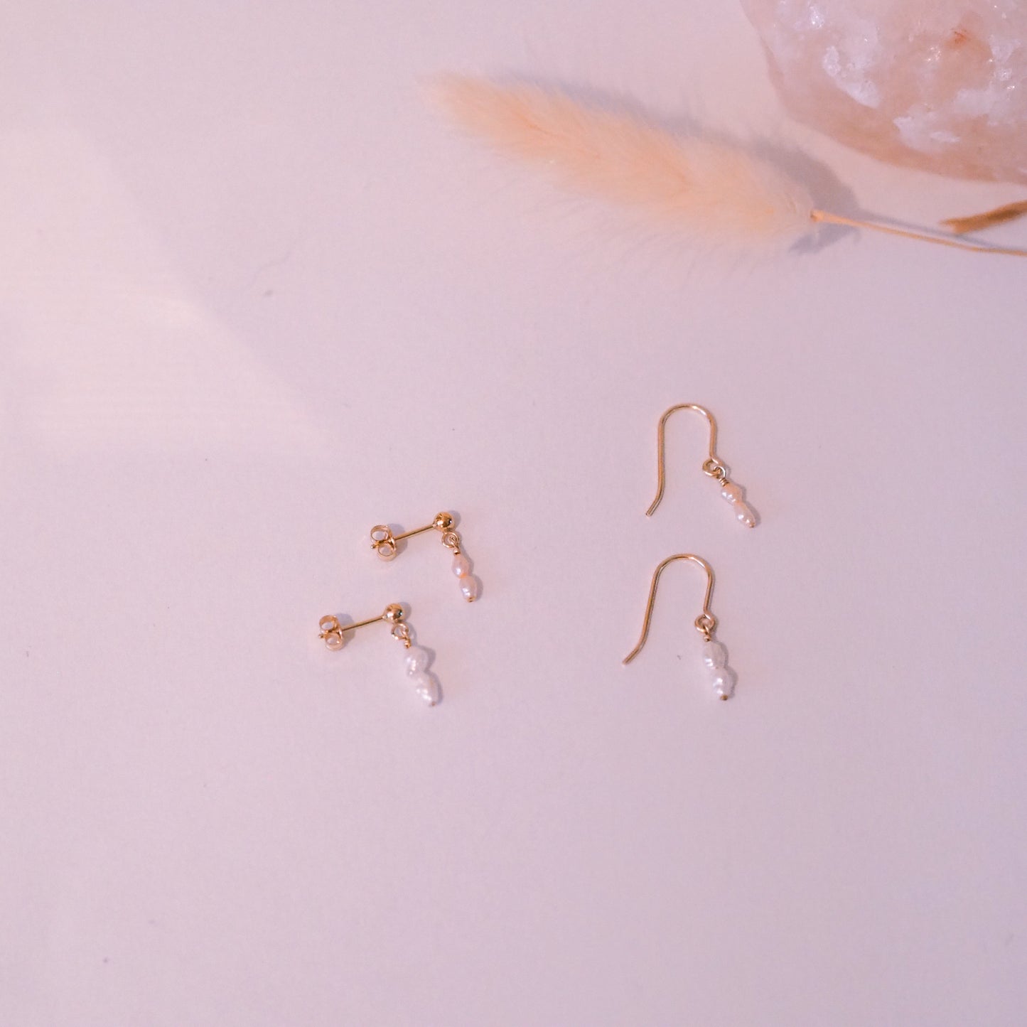 "Pearl Drop" - Ohrringe mit kleinen Süßwasserperlen, 14k Goldfilled