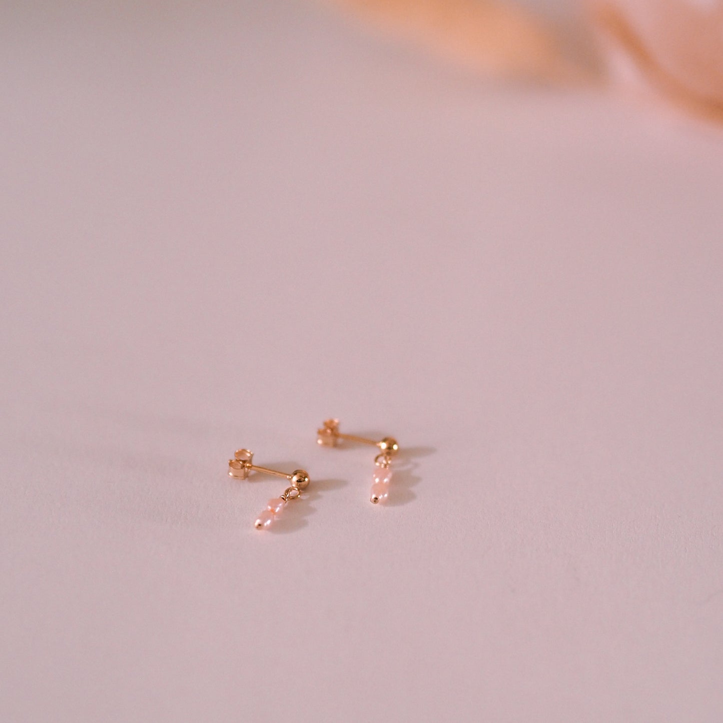 "Pearl Drop" - Ohrringe mit kleinen Süßwasserperlen, 14k Goldfilled