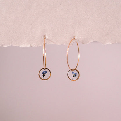 "Wildflower Hoops" - feine Creolen mit echten Blüten, Edelstahl