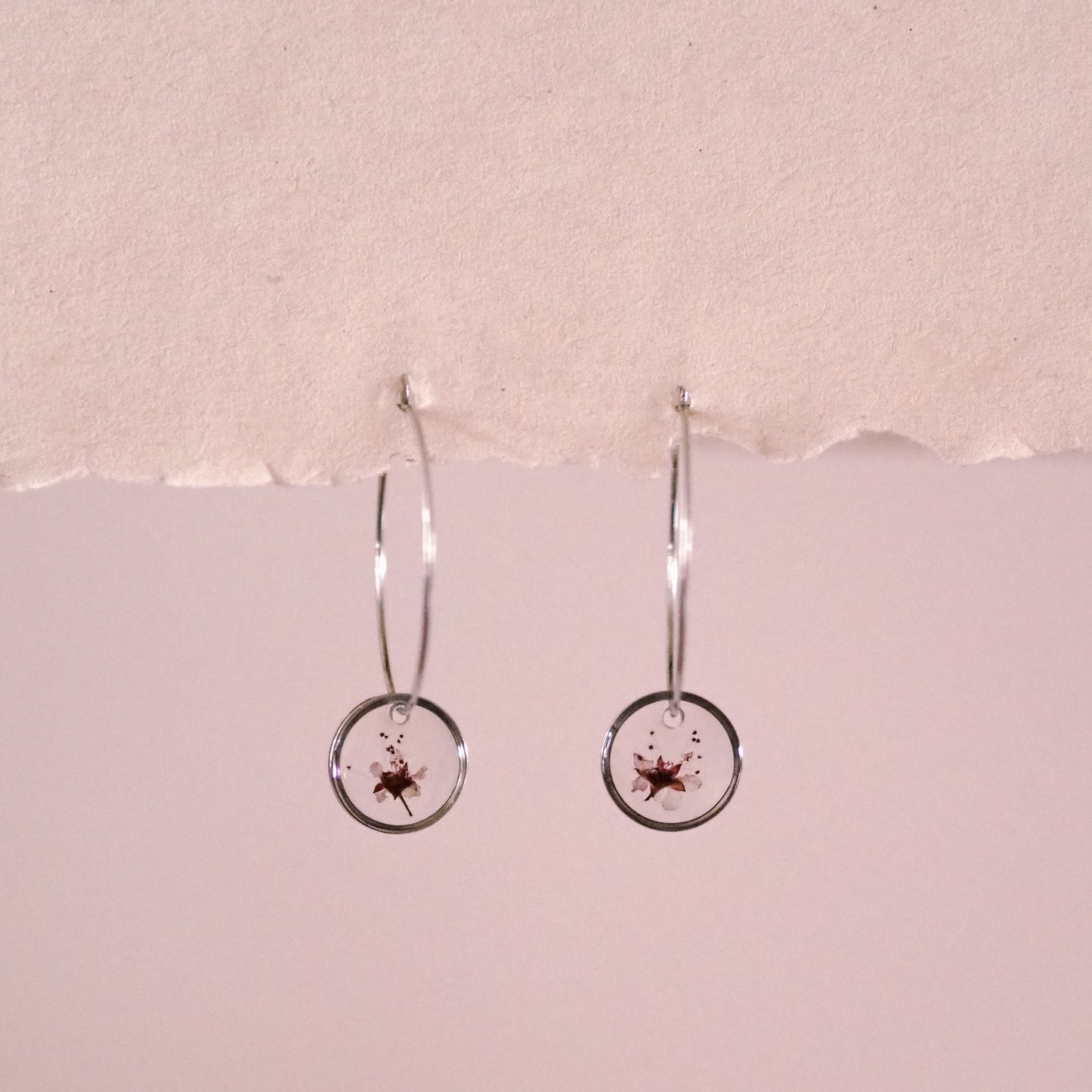 "Wildflower Hoops" - feine Creolen mit echten Blüten, Edelstahl