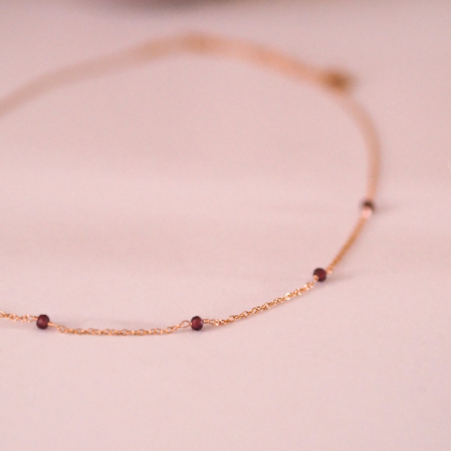 „Ira" - zarte Halskette mit Granat, 14k Goldfilled