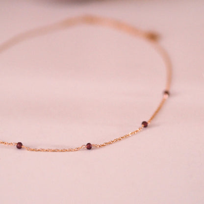 „Ira" - zarte Halskette mit Granat, 14k Goldfilled