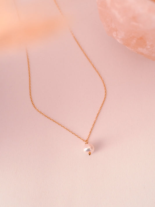 "Pia" - zarte Halskette mit Süßwasserperle, 14k Goldfilled