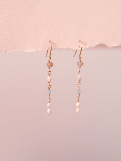 "Luna Mare" - Ohrringe mit Erdbeerquarz, Aquamarin und Süßwasserperlen, 14k Goldfilled