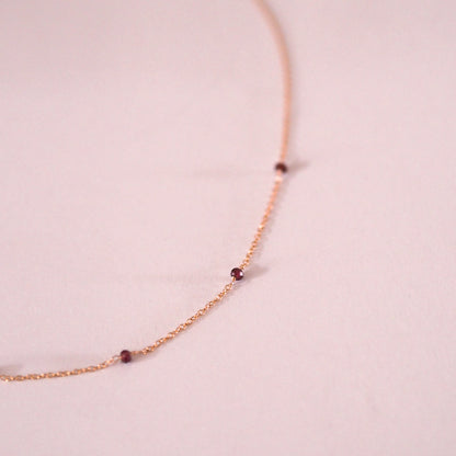 „Ira" - zarte Halskette mit Granat, 14k Goldfilled