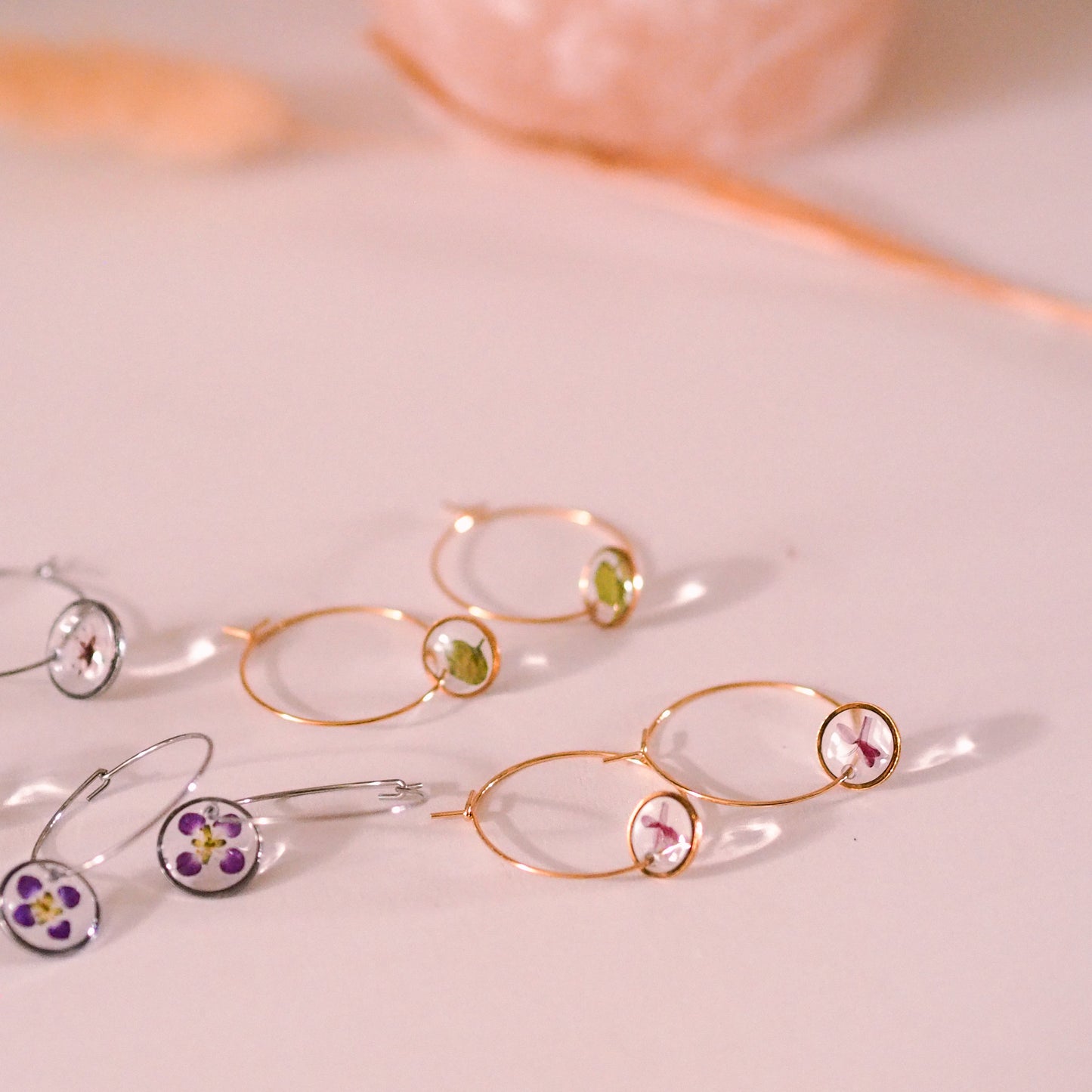 "Wildflower Hoops" - feine Creolen mit echten Blüten, Edelstahl