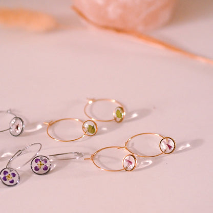 "Wildflower Hoops" - feine Creolen mit echten Blüten, Edelstahl