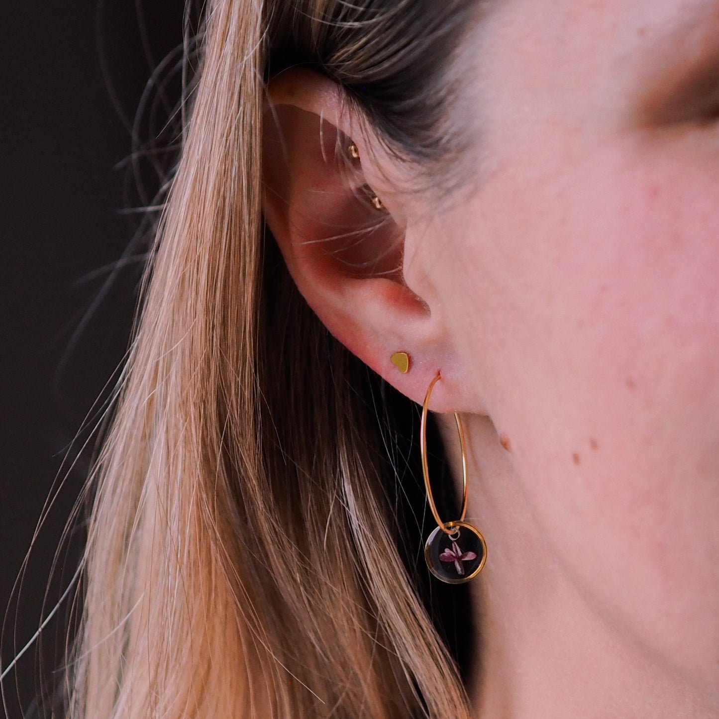 "Wildflower Hoops" - feine Creolen mit echten Blüten, Edelstahl