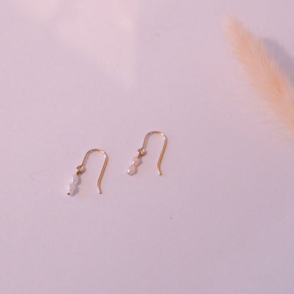 "Pearl Drop" - Ohrringe mit kleinen Süßwasserperlen, 14k Goldfilled