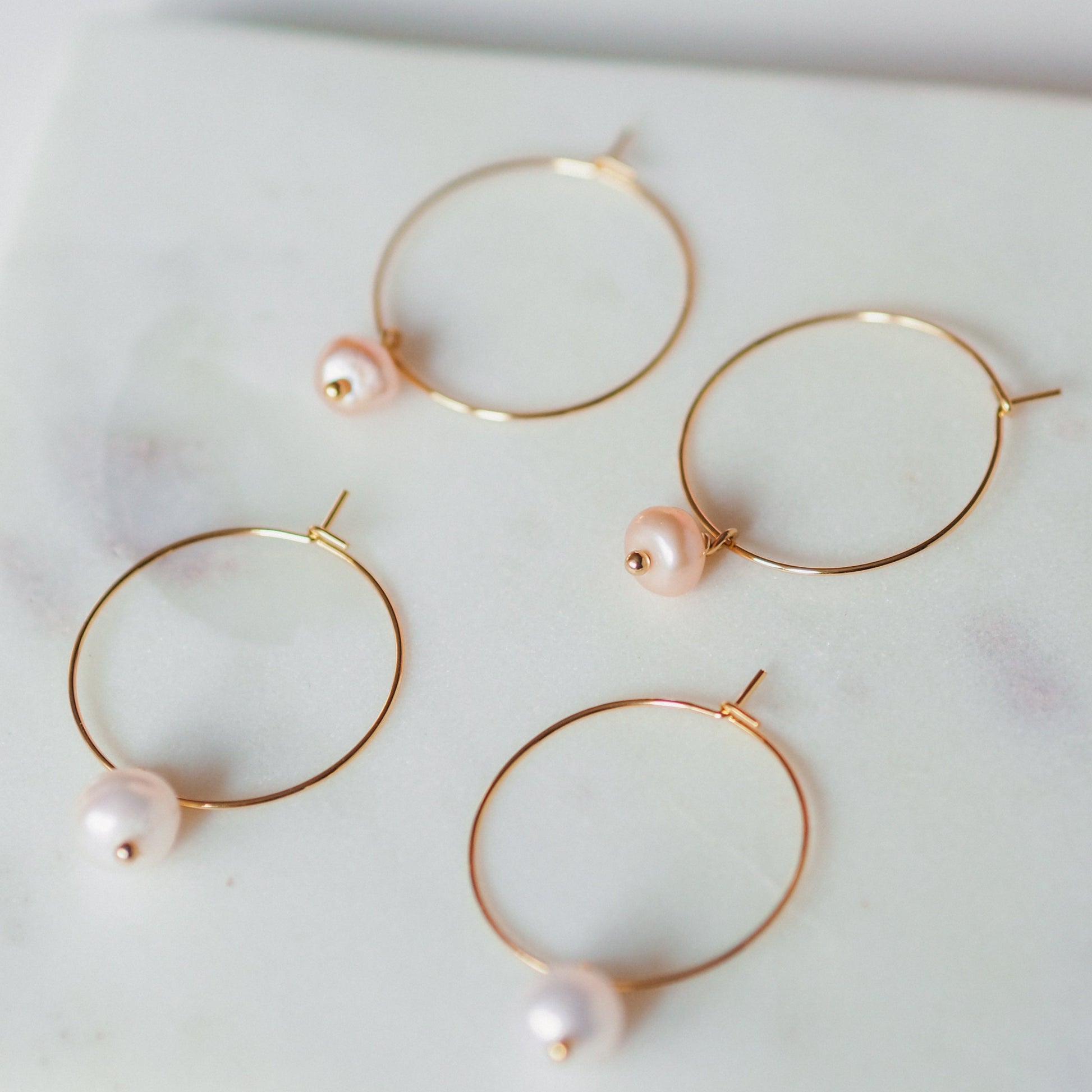 Nahaufnahmen_Pia_Perlen Creolen gold