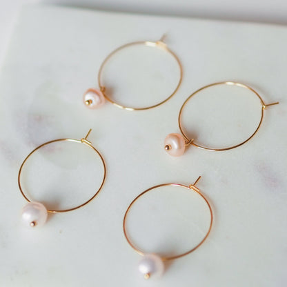 Nahaufnahmen_Pia_Perlen Creolen gold